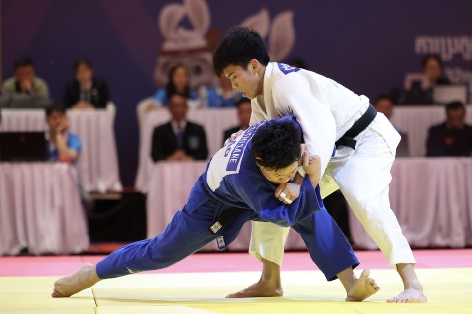 Vận động viên Chu Đức Đạt (áo trắng) thắng đối thủ người Lào (áo xanh) bằng điểm ippon ở những giây cuối cùng, giành huy chương Vàng hạng cân 60kg nam. Đây là huy chương Vàng đối kháng thứ 2 và là huy chương Vàng thứ 4 của đội tuyển Judo. (Ảnh: Minh Quyết/TTXVN)