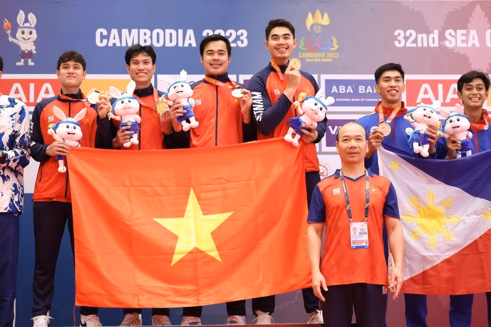 4 vận động viên Hoàng Nhật Nam, Nguyễn Tiến Nhật, Nguyễn Phước Đến, Trương Trần Nhật Minh giành huy chương Vàng Đấu kiếm nội dung Kiếm ba cạnh đồng đội nam, góp phần vào thành tích 2 huy chương Vàng của Đấu kiếm Việt Nam tính đến thời điểm này. (Ảnh: Minh Quyết/TTXVN)