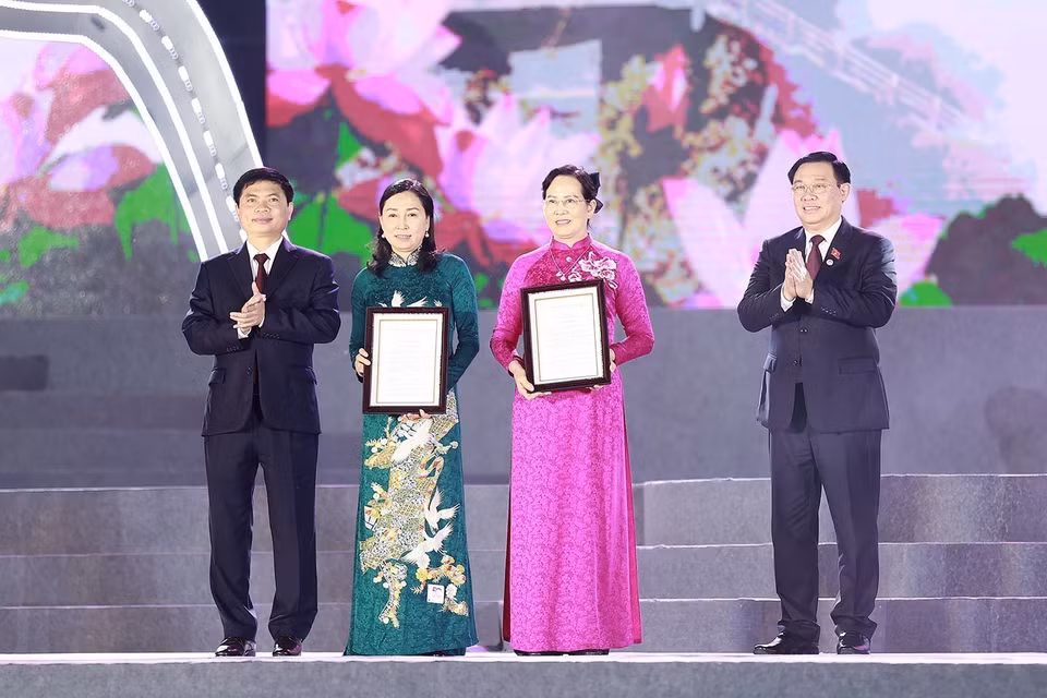Chủ tịch Quốc hội Vương Đình Huệ thay mặt lãnh đạo Đảng và Nhà nước trao Quyết định công nhận 2 Bảo vật Quốc gia cho tỉnh Hà Nam gồm: Bia đá chùa Giàu và Trống đồng Tiên Nội 1. (Ảnh: Doãn Tấn/TTXVN)
