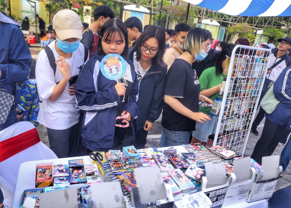 Những gian hàng với nhiều sản phẩm từ truyện tranh Nhật Bản thu hút các bạn trẻ. (Ảnh: Tuấn Đức/TTXVN)