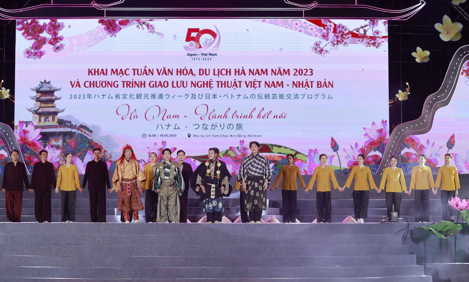 Nghệ sỹ Việt Nam, Nhật Bản biểu diễn tại lễ khai mạc. (Ảnh: Doãn Tấn/TTXVN)