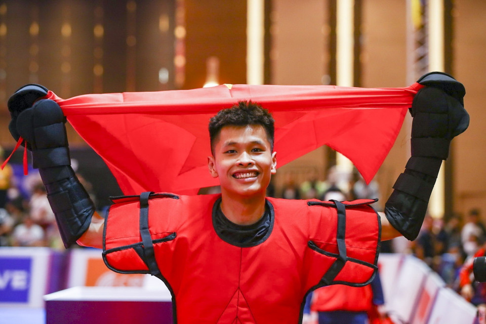 Vận động viên Bùi Đình Quyết giành huy chương Vàng môn Arnis ở hạng cân 60,1-65kg. Đây là huy chương Vàng đầu tiên của đội tuyển Arnis Việt Nam tại SEA Games 32. (Ảnh: TTXVN)