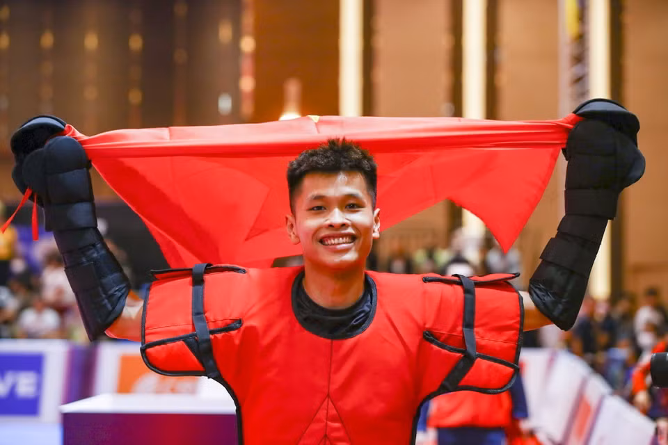 Vận động viên Bùi Đình Quyết giành huy chương Vàng môn Arnis ở hạng cân 60,1-65kg. Đây là huy chương Vàng đầu tiên của đội tuyển Arnis Việt Nam tại SEA Games 32. (Ảnh: TTXVN)