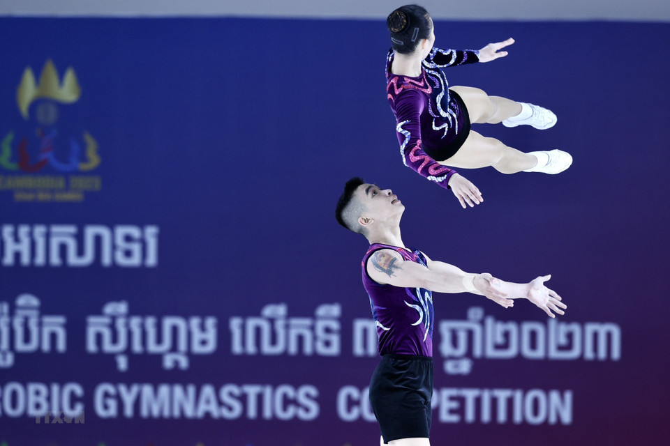 Trần Ngọc Thúy Vi và Lê Hoàng Phong giành huy chương Vàng Aerobic nội dung đôi Nam Nữ. (Ảnh: Hoàng Linh/TTXVN)