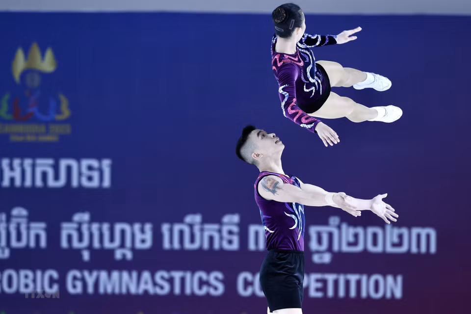 Trần Ngọc Thúy Vi và Lê Hoàng Phong giành huy chương Vàng Aerobic nội dung đôi Nam Nữ. (Ảnh: Hoàng Linh/TTXVN)
