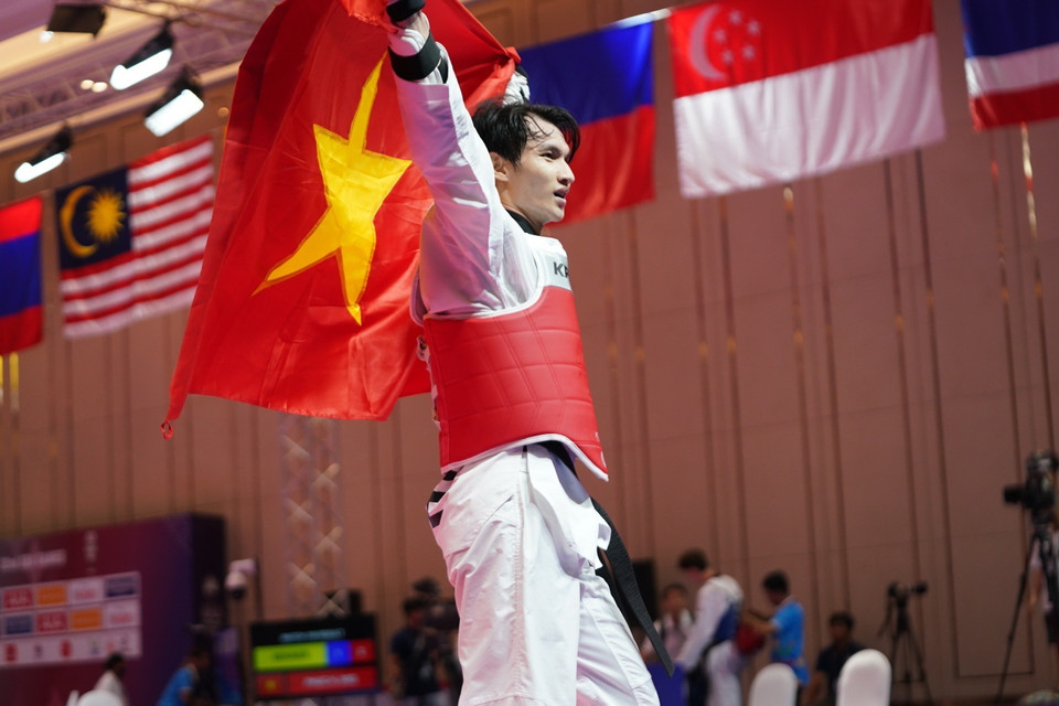 Vận động viên Lý Hồng Phúc giành huy chương Vàng Taekwondo hạng cân dưới 74kg nam - huy chương Vàng đối kháng đầu tiên và là tấm huy chương Vàng thứ 3 của đội tuyển Taekwondo. (Ảnh: TTXVN)