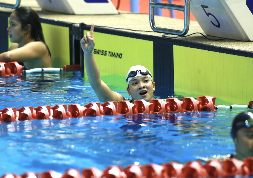 Vận động viên Nguyễn Thị Thảo giành huy chương Vàng môn Lặn ở nội dung Vòi hơi chân vịt đôi 50m - huy chương Vàng thứ 2 của đội tuyển Lặn trong ngày và là huy chương Vàng thứ 104 của Đoàn Thể thao Việt Nam. (Ảnh: TTXVN)