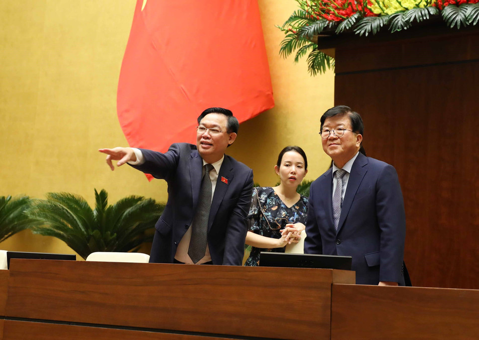 Chủ tịch Quốc hội Vương Đình Huệ giới thiệu với nguyên Chủ tịch Quốc hội Hàn Quốc Park Byeong-Seug về hội trường Diên Hồng của Nhà Quốc hội. (Ảnh: An Đăng/TTXVN)