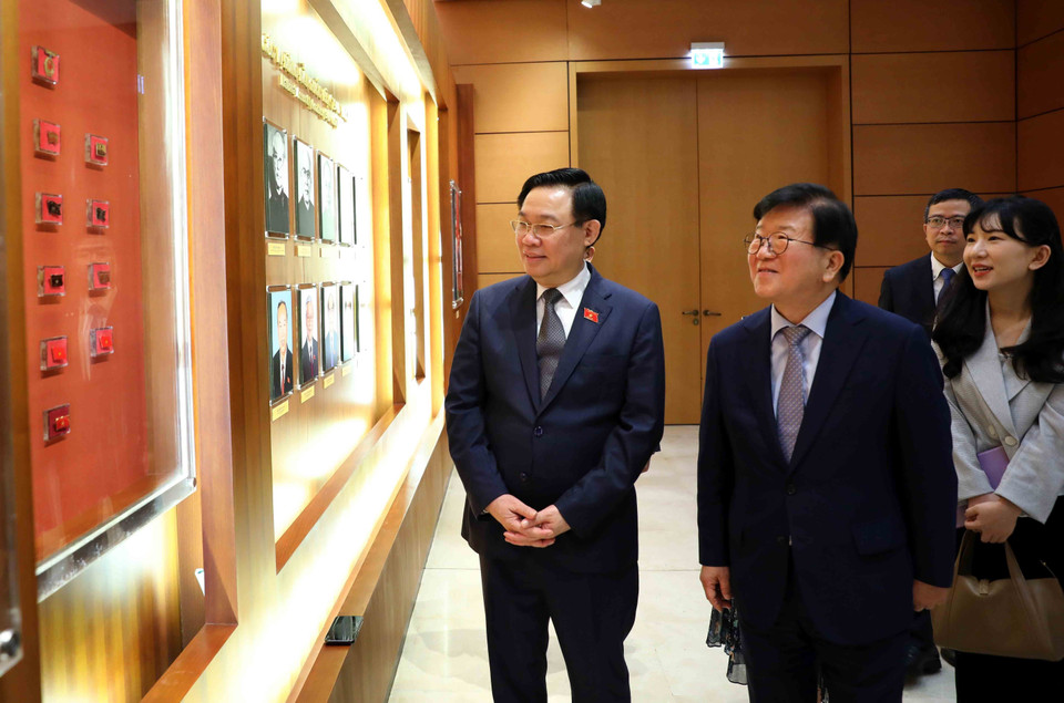 Chủ tịch Quốc hội Vương Đình Huệ và nguyên Chủ tịch Quốc hội Hàn Quốc Park Byeong-Seug thăm phòng truyền thống của Quốc hội Việt Nam. (Ảnh: An Đăng/TTXVN)