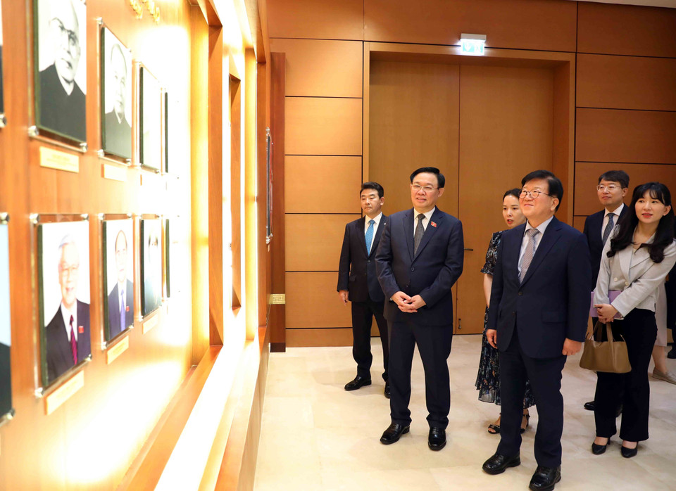 Chủ tịch Quốc hội Vương Đình Huệ và nguyên Chủ tịch Quốc hội Hàn Quốc Park Byeong-Seug thăm phòng truyền thống của Quốc hội Việt Nam. (Ảnh: An Đăng/TTXVN)