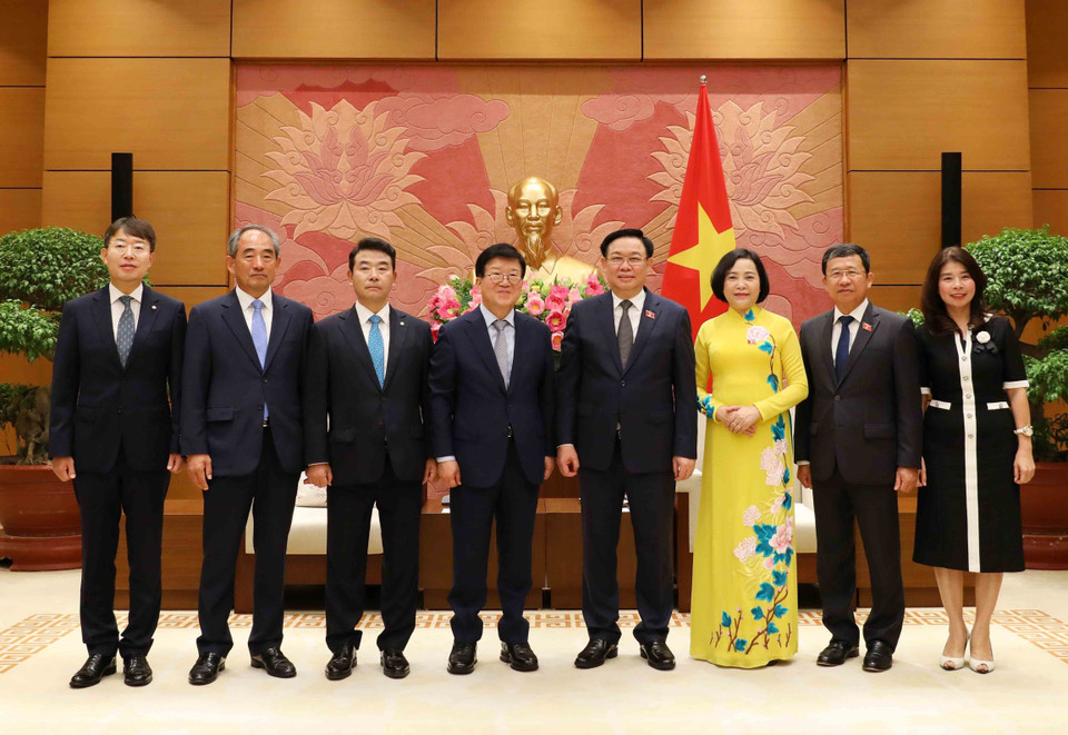 Chủ tịch Quốc hội Vương Đình Huệ và nguyên Chủ tịch Quốc hội Hàn Quốc Park Byeong-Seug với các đại biểu. (Ảnh: An Đăng/TTXVN)