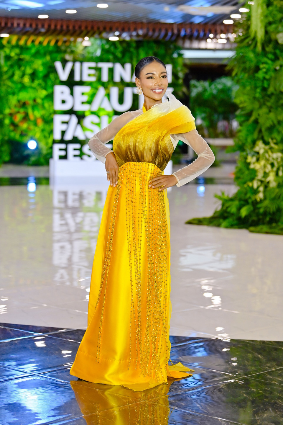 Một thiết kế áo dài cách tân. (Ảnh: CTV/Vietnam+)