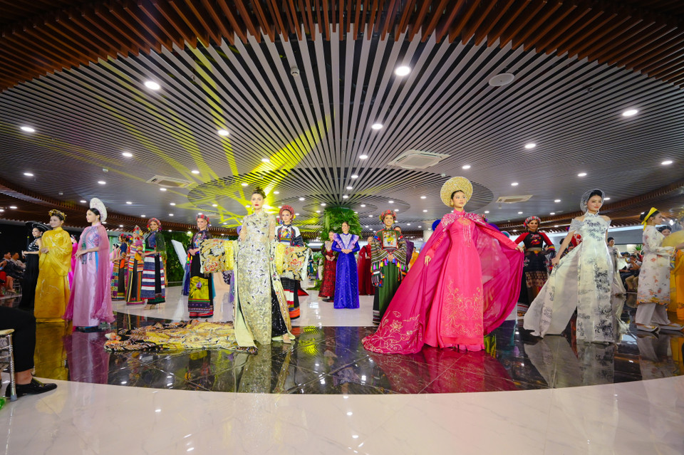 Dàn thí sinh từ khắp nơi trên thế giới đã trình diễn một đêm thời trang mãn nhãn. (Ảnh: CTV/Vietnam+)