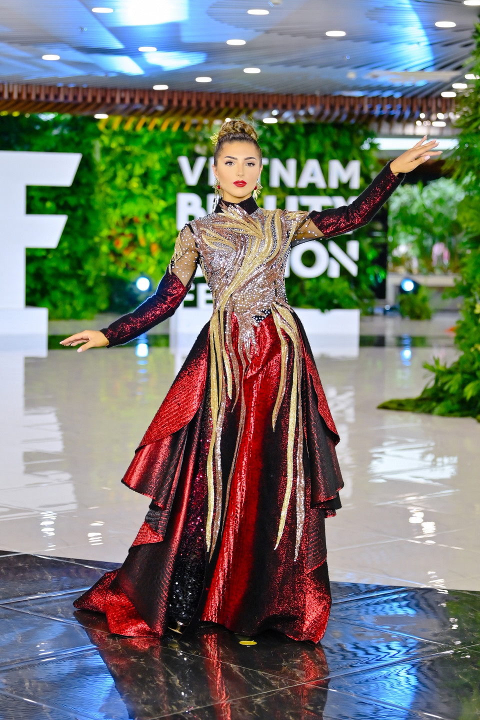 Bộ sưu tập của nhà thiết kế Lê Long Dũng mang tên 'Việt Nam rực rỡ gấm hoa.' (Ảnh: CTV/Vietnam+)