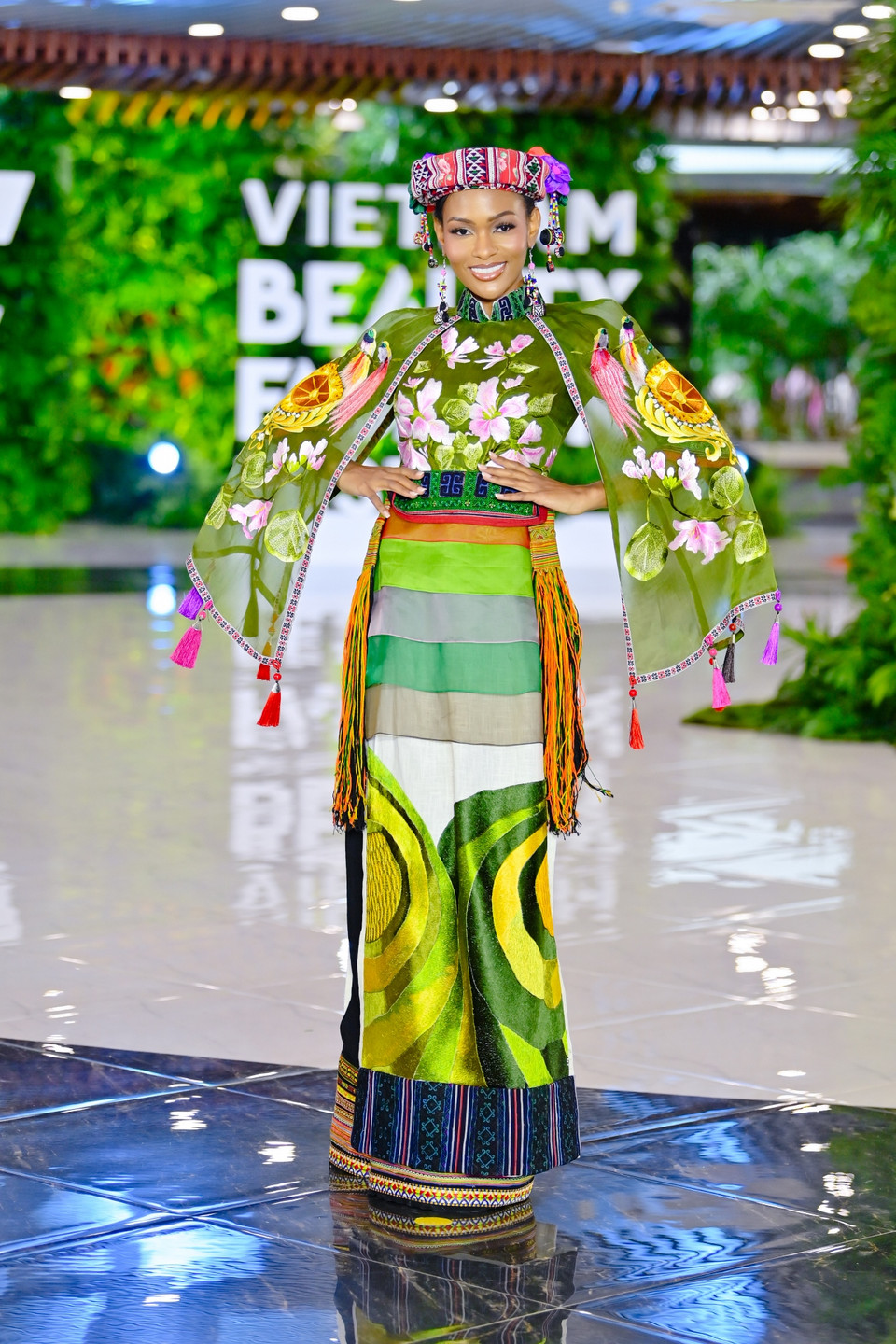 Mỗi thiết đế được làm hoàn toàn thủ công và thực hiện trước từ 6 tháng đến một năm với sự lao động kỳ công của hơn 20 thợ may và 200 thợ thêu. (Ảnh: CTV/Vietnam+)