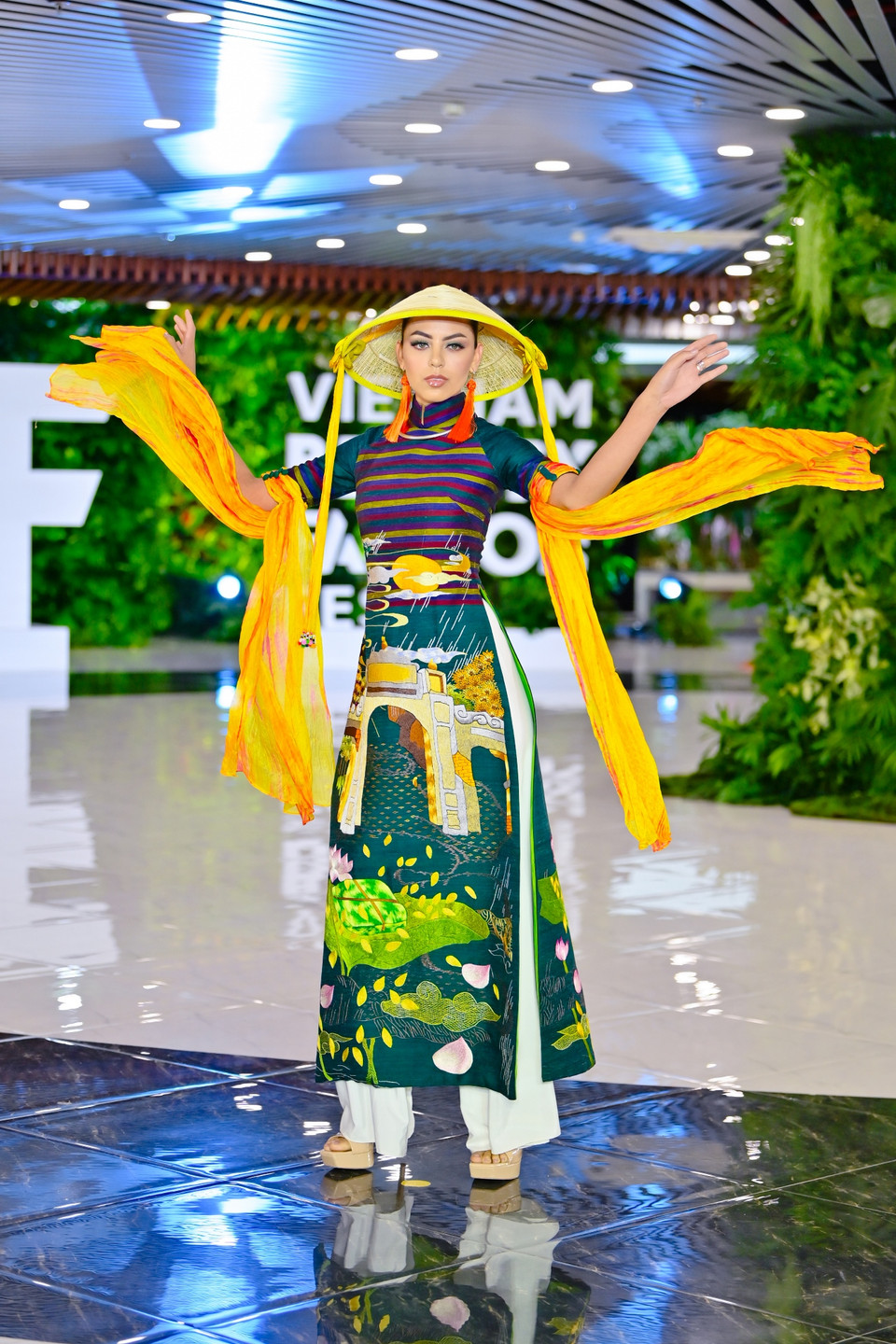 Di tích, điểm đến Việt Nam in dấu trên những tà áo dài độc bản. (Ảnh: CTV/Vietnam+)