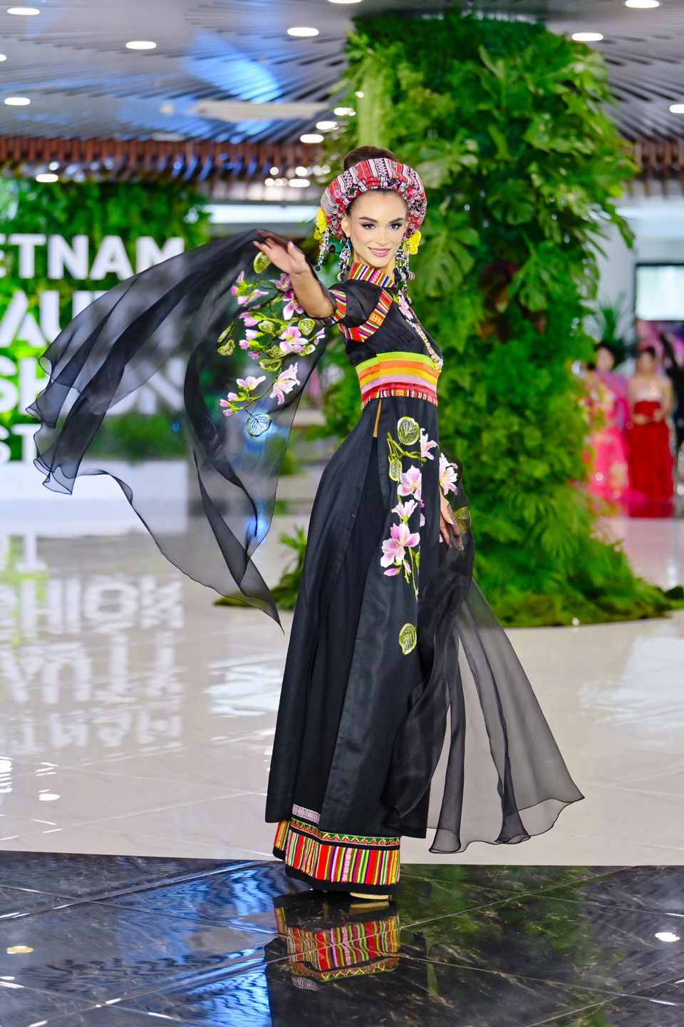 'Họa sắc non sông' là tổng hòa của những giá trị về mặt văn hóa, thời trang và nghệ thuật, được 23 thí sinh Miss Grand International trình diễn. (Ảnh: CTV/Vietnam+)
