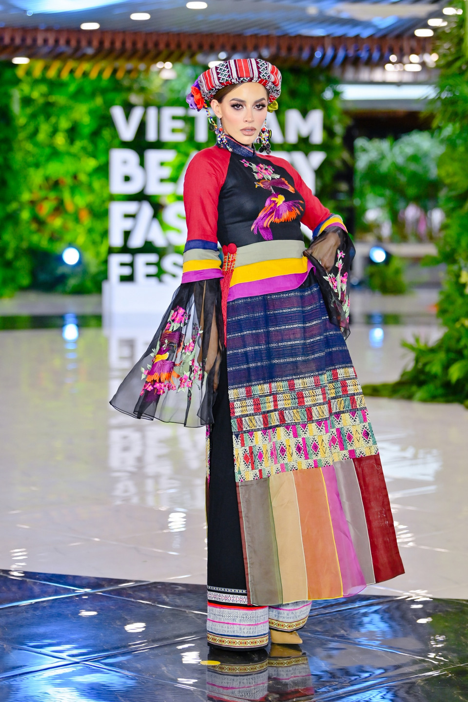 Đặc biệt, một số thiết kế còn được chính người dân Tây Bắc thêu tay. (Ảnh: CTV/Vietnam+)