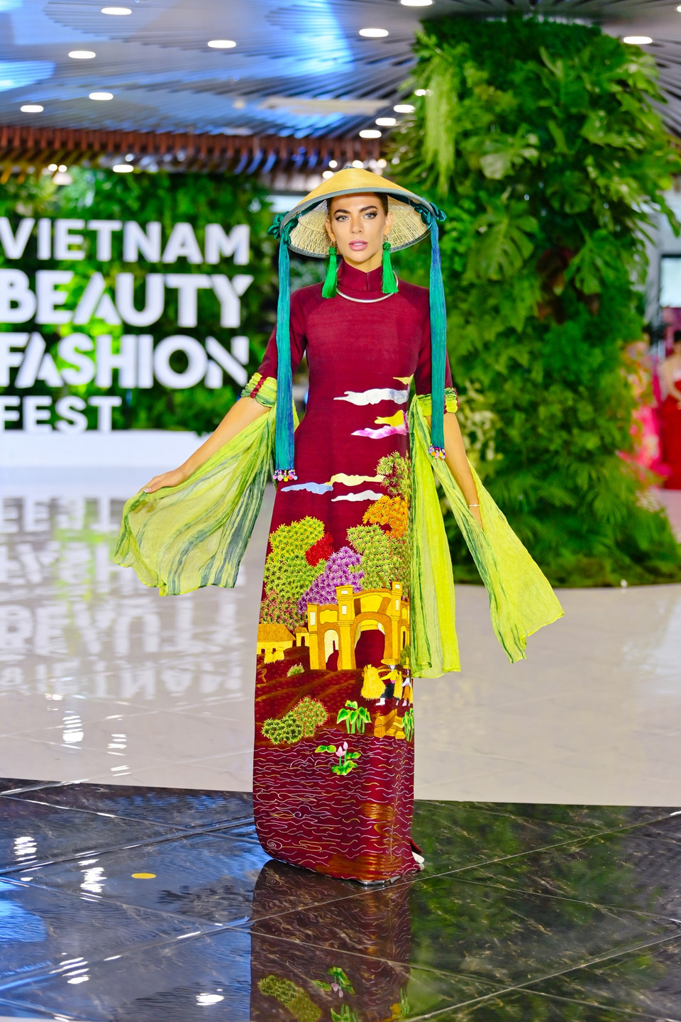 Họa tiết thêu hình ảnh làng quê Bắc bộ đầy ấn tượng. (Ảnh: CTV/Vietnam+)