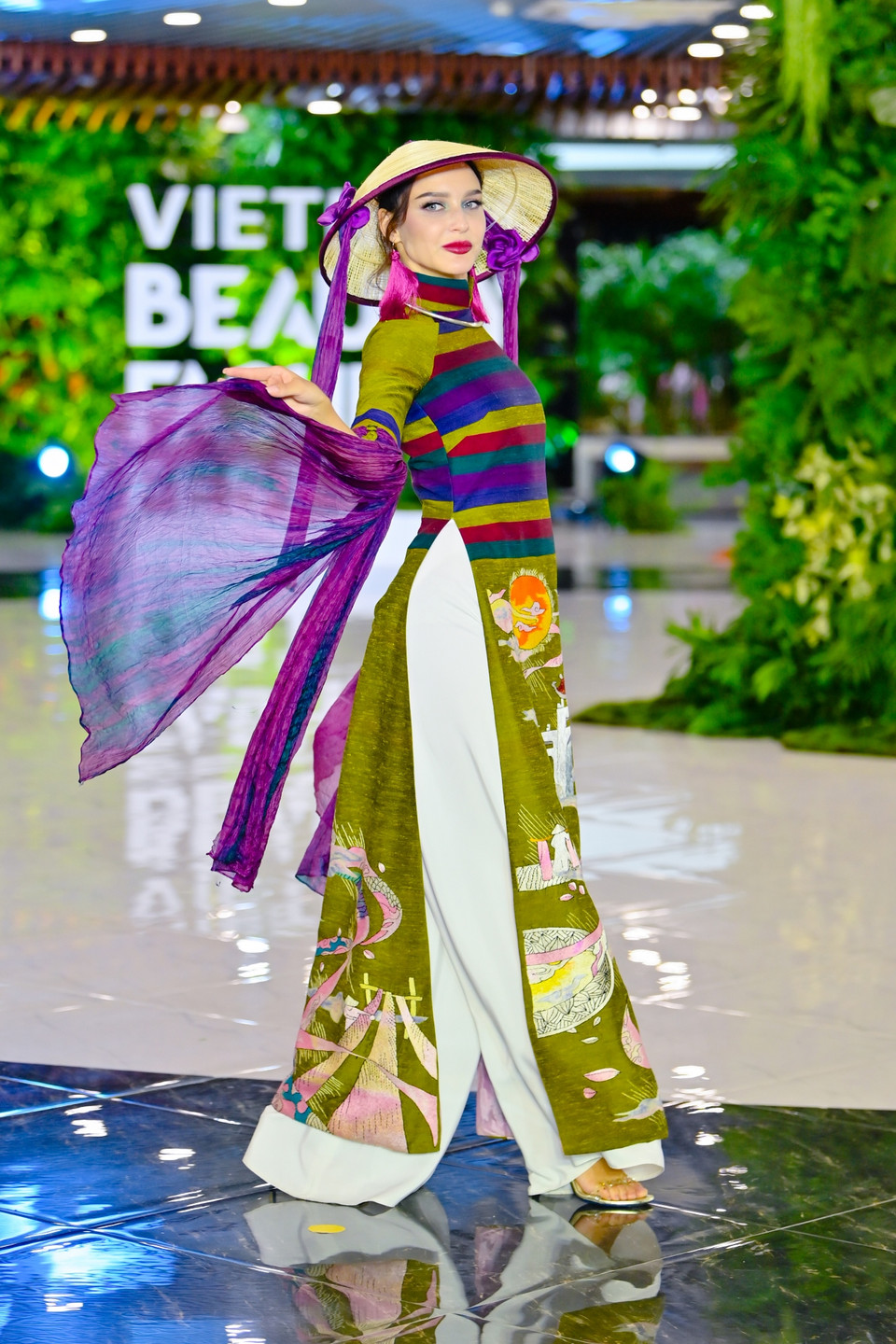 Văn hóa Việt Nam thấm đẫm trong từng họa tiết trên mỗi thiết kế Áo dài. (Ảnh: CTV/Vietnam+)