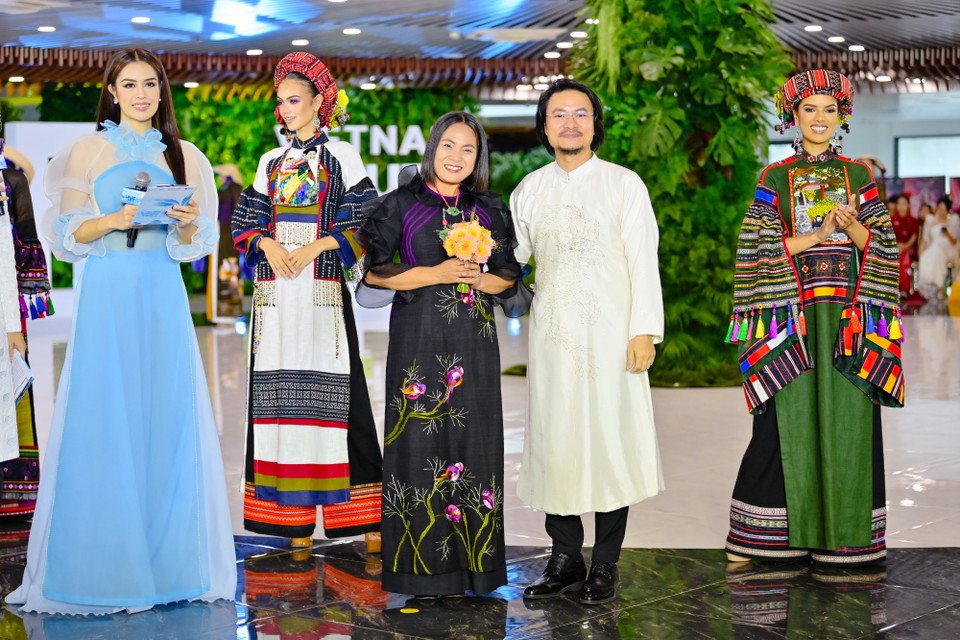 Nhà thiết kế Lan Hương và bộ sưu tập. (Ảnh: CTV/Vietnam+)