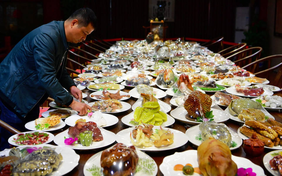 Chào đón Tết Nguyên đán Kỷ Hợi 2019, một bàn yến tiệc với 151 món ăn truyền thống của Trung Quốc đủ loại, từ sơn hào hải vị tới những món ăn bình dân, được làm hoàn toàn từ đá quý được trưng bày tại triển lãm đá ở thành phố Phúc Châu, Trung Quốc. (Ảnh: THX/TTXVN)