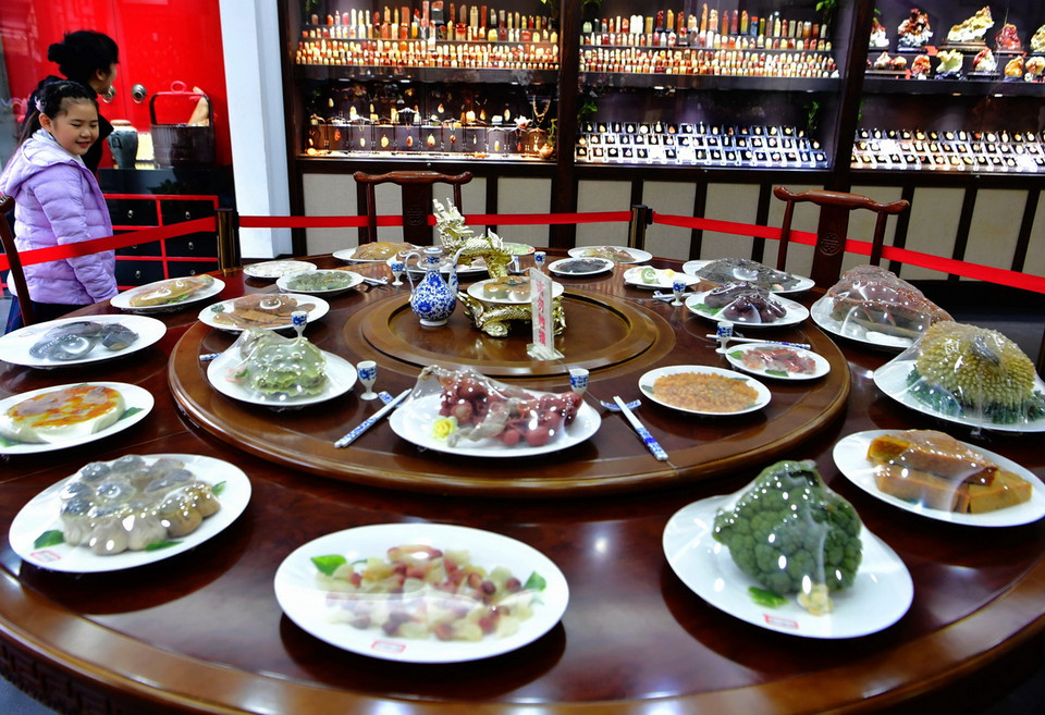 Tới tham dự triển lãm, khách mời không khỏi choáng ngợp trước hàng trăm món ăn được chế tác tinh xảo, tỉ mỉ với màu sắc hấp dẫn. Đặc biệt, chúng đều làm từ hàng ngàn loại đá tự nhiên. Nếu đứng từ xa chiêm ngưỡng, du khách khó lòng nhận ra đó chỉ là... 'món ăn giả.' (Ảnh: THX/TTXVN)