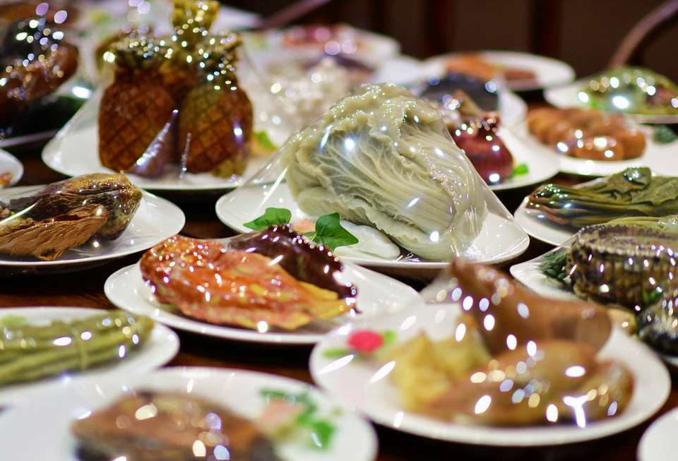 Bàn yến tiệc được làm bằng đá quý trưng bày tại triển lãm đá ở Phúc Châu ngày 1/2/2019. (Ảnh: THX/TTXVN)