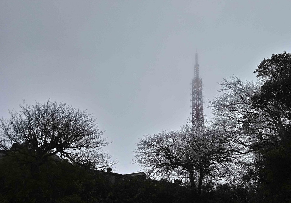 Trạm thu phát sóng của Đài tiếng nói Việt Nam trên đỉnh Phia Oắc tuyết trắng che phủ. (Ảnh: Quốc Đạt/TTXVN)