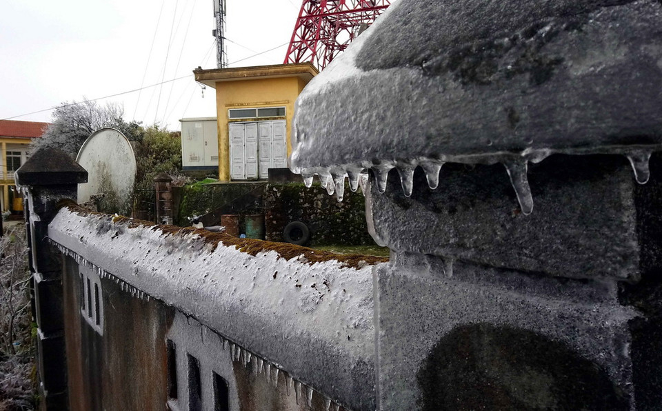 Tường rào cũng phủ lớp băng trắng như phong cảnh châu Âu. (Ảnh: Quốc Đạt/TTXVN)
