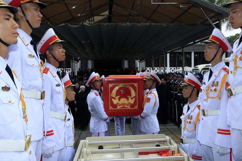 Đội nghi lễ chuyển linh cữu Chủ tịch nước Trần Đại Quang lên xe tang. (Ảnh: TTXVN)