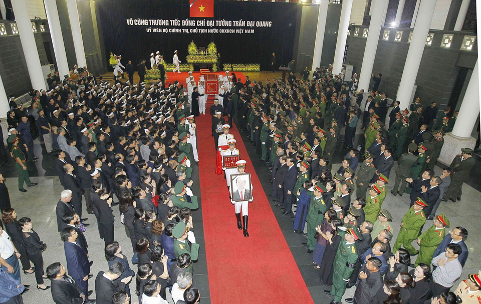 Chuyển linh cữu Chủ tịch nước Trần Đại Quang ra xe tang. (Ảnh: TTXVN)