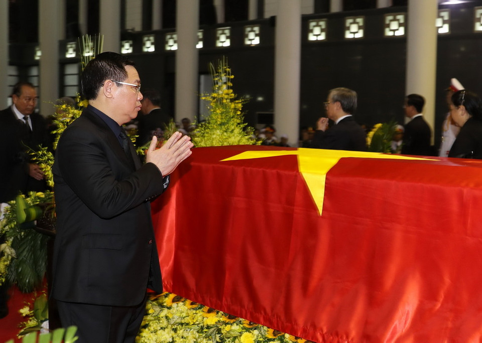 Phó Thủ tướng Chính phủ Vương Đình Huệ đi vòng quanh linh cữu lần cuối, vĩnh biệt Chủ tịch nước Trần Đại Quang. (Ảnh: Trí Dũng/TTXVN)