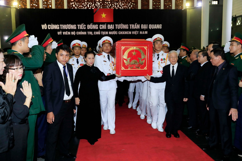Tổng Bí thư Nguyễn Phú Trọng, Chủ tịch Quốc hội Nguyễn Thị Kim Ngân cùng các đồng chí lãnh đạo, nguyên lãnh đạo Đảng, Nhà nước đưa linh cữu Chủ tịch nước Trần Đại Quang ra xe tang. (Ảnh: TTXVN)