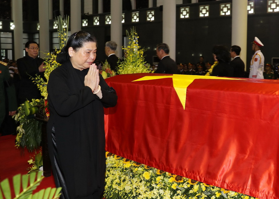 Đồng chí Tòng Thị Phóng, Ủy viên Bộ Chính trị, Phó Chủ tịch Thường trực Quốc hội đi vòng quanh linh cữu lần cuối, vĩnh biệt Chủ tịch nước Trần Đại Quang. (Ảnh: Trí Dũng/TTXVN)