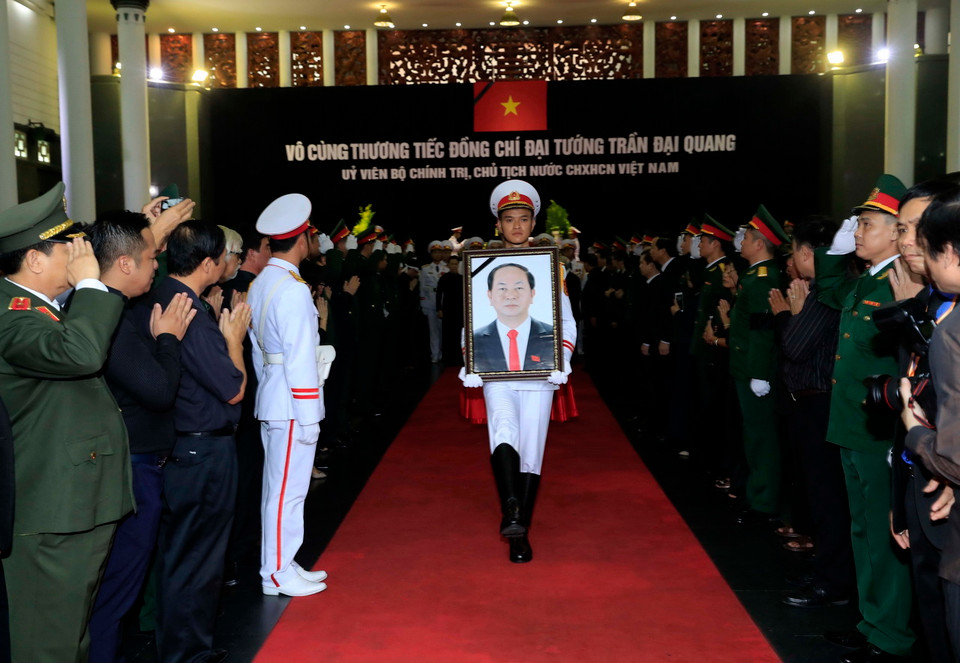 Đội tiêu binh thực hiện nghi lễ chuyển di ảnh và linh cữu Chủ tịch nước Trần Đại Quang ra xe tang. (Ảnh: TTXVN)