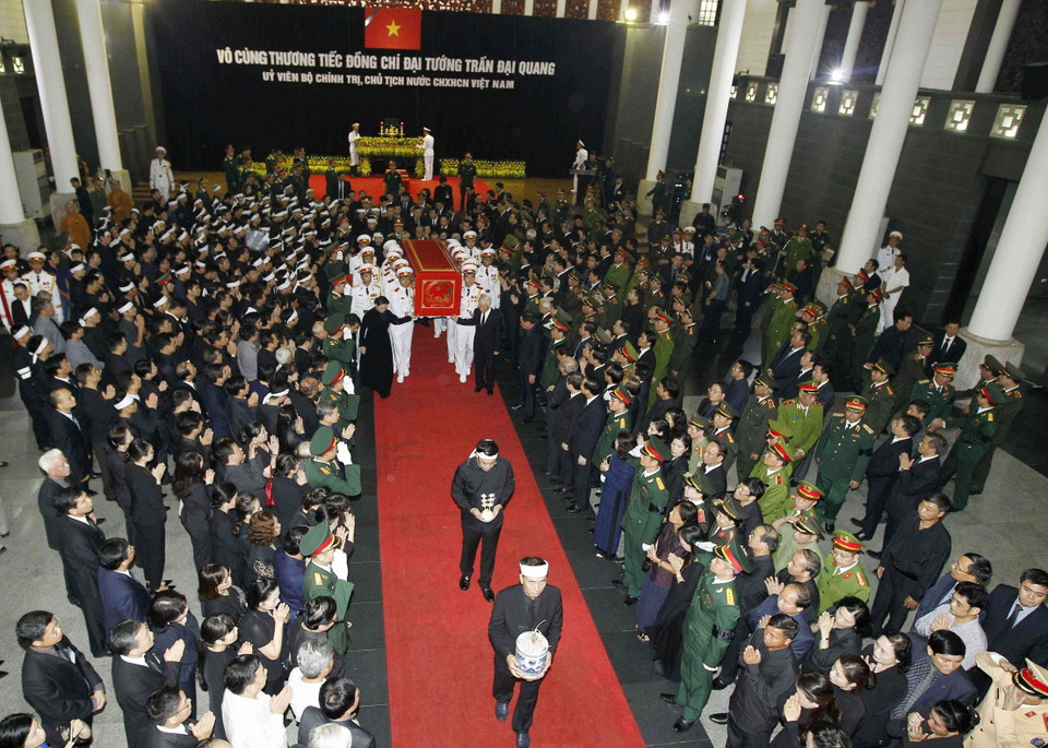 Chuyển linh cữu Chủ tịch nước Trần Đại Quang ra xe tang. (Ảnh: TTXVN)