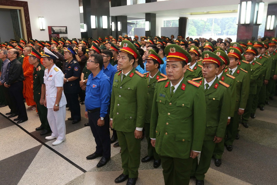 Cán bộ, chiến sỹ và nhân dân các tỉnh thành phố khu vực phía Nam dự Lễ truy điệu Chủ tịch nước Trần Đại Quang tại Hội trường Thống nhất Thành phố Hồ Chí Minh. (Ảnh: Thanh Vũ/TTXVN)