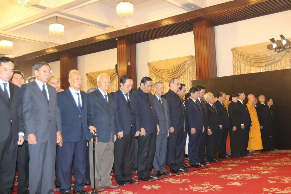 Đoàn lãnh đạo Thành phố Hồ Chí Minh do đồng chi Nguyễn Thiện Nhân, Ủy viên Bộ Chính trị, Bí thư Thành ủy Thành phố Hồ Chí Minh làm trưởng đoàn dành phút mặt niệm Chủ tịch nước Trần Đại Quang. (Ảnh: Thanh Vũ/TTXVN)