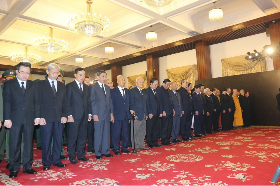 Đoàn lãnh đạo Thành ủy-Hội đồng Nhân dân-Ủy ban Nhân dân-Ủy ban Mặt trận Tổ quốc Việt Nam Thành phố Hồ Chí Minh do đồng chí Nguyễn Thiện Nhân, Ủy viên Bộ Chính trị, Bí thư Thành ủy Thành phố Hồ Chí Minh làm trưởng đoàn dành phút mặt niệm Chủ tịch nước Trần Đại Quang. (Ảnh: Thanh Vũ/TTXVN)