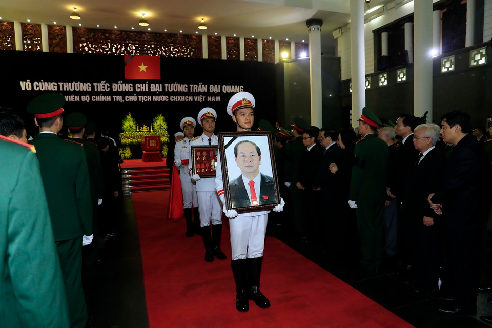 Đội tiêu binh thực hiện nghi lễ chuyển di ảnh và linh cữu Chủ tịch nước Trần Đại Quang ra xe tang. (Ảnh: TTXVN)