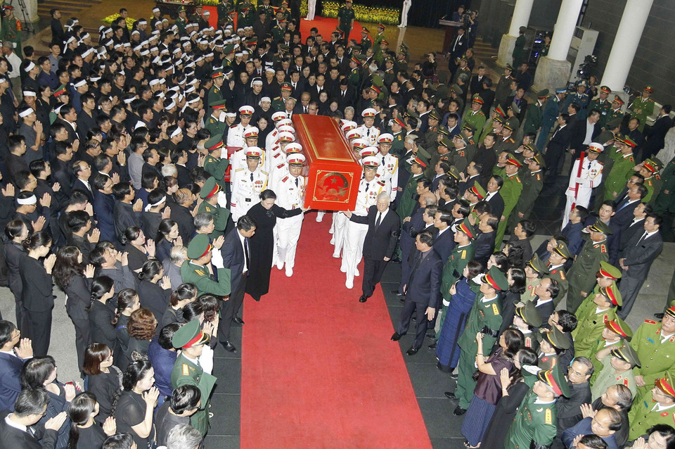 Tổng Bí thư Nguyễn Phú Trọng, Chủ tịch Quốc hội Nguyễn Thị Kim Ngân cùng các đồng chí lãnh đạo, nguyên lãnh đạo Đảng, Nhà nước đưa linh cữu Chủ tịch nước Trần Đại Quang ra xe tang. (Ảnh: TTXVN)