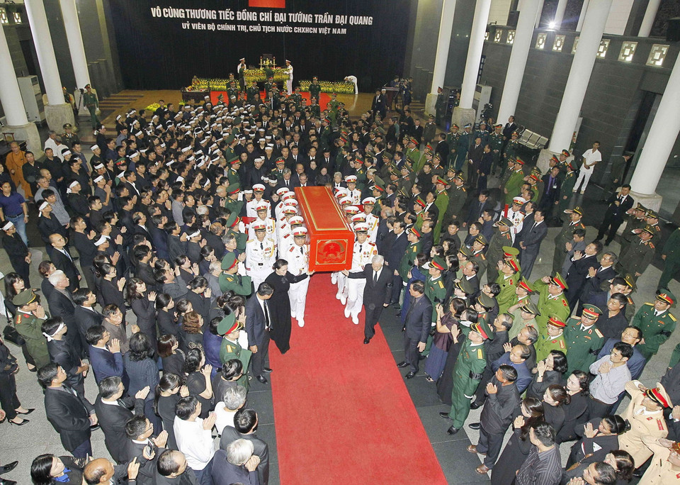 Tổng Bí thư Nguyễn Phú Trọng, Chủ tịch Quốc hội Nguyễn Thị Kim Ngân cùng các đồng chí lãnh đạo, nguyên lãnh đạo Đảng, Nhà nước đưa linh cữu Chủ tịch nước Trần Đại Quang ra xe tang. (Ảnh: TTXVN)