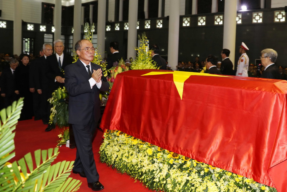 Nguyên Chủ tịch Quốc hội Nguyễn Sinh Hùng đi vòng quanh linh cữu lần cuối, vĩnh biệt Chủ tịch nước Trần Đại Quang. (Ảnh: Trí Dũng/TTXVN)