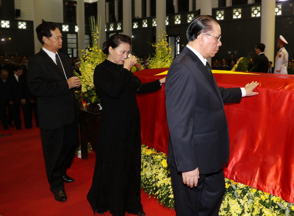 Chủ tịch Quốc hội Nguyễn Thị Kim Ngân, nguyên Tổng Bí thư Nông Đức Mạnh (bên phải) và nguyên Thủ tướng Nguyễn Tấn Dũng đi vòng quanh linh cữu lần cuối, vĩnh biệt Chủ tịch nước Trần Đại Quang. (Ảnh: Trí Dũng/TTXVN)