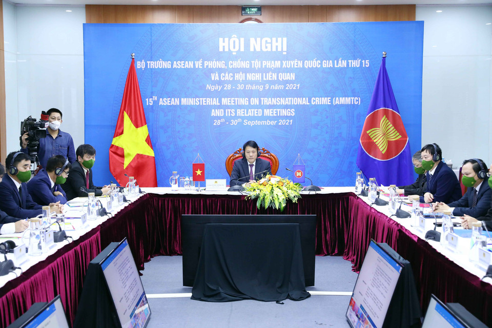Phiên họp toàn thể Hội nghị Bộ trưởng ASEAN về phòng, chống tội phạm xuyên quốc gia lần thứ 15 (AMMTC 15) và các hội nghị liên quan diễn ra theo hình thức trực tuyến. (Ảnh: Phạm Kiên/TTXVN)