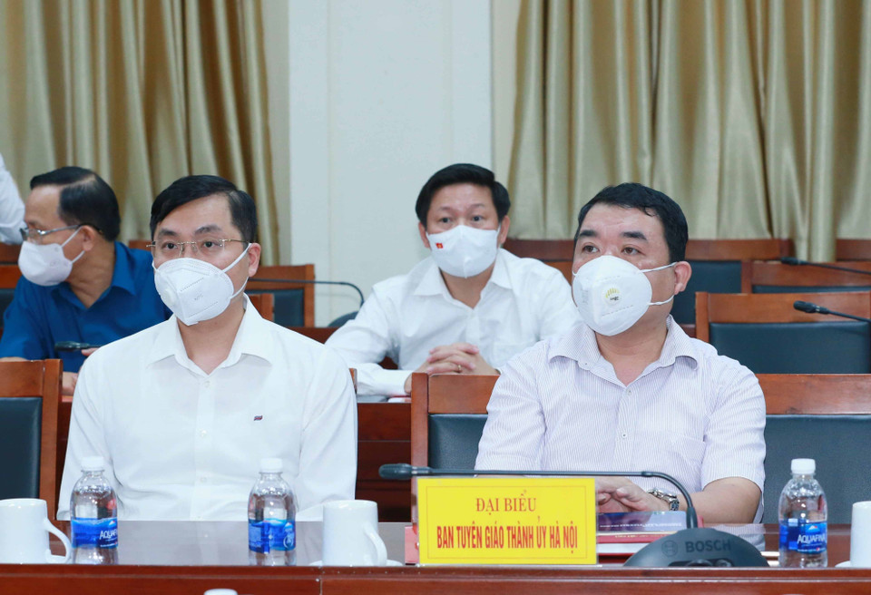 Đại biểu dự lễ khai trương Ứng dụng Thông tin Tuyên giáo và ra mắt hình thức mới của 3 bản tin: Thông tin sinh hoạt chi bộ, Thông tin Báo cáo viên, Thông tin công tác tuyên giáo. (Ảnh: Phương Hoa/TTXVN)