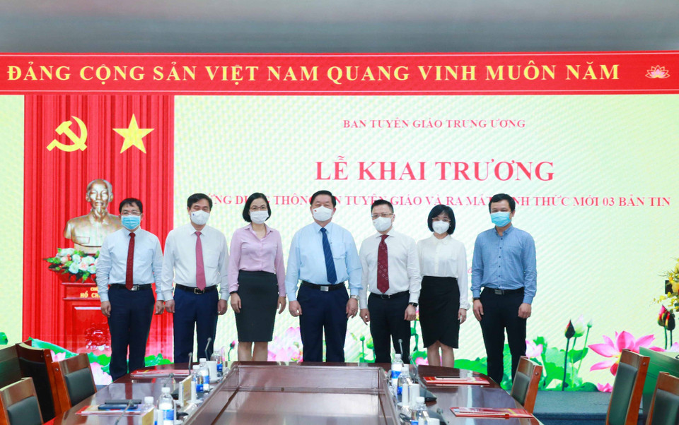 Ông Nguyễn Trọng Nghĩa, Bí thư Trung ương Đảng, Trưởng Ban Tuyên giáo Trung ương và các đại biểu dự lễ khai trương. (Ảnh: Phương Hoa/TTXVN)