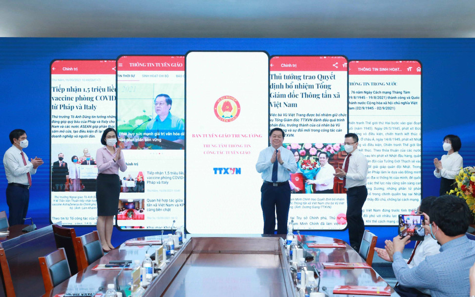 Ông Nguyễn Trọng Nghĩa, Bí thư Trung ương Đảng, Trưởng Ban Tuyên giáo Trung ương và các đại biểu tại lễ khai trương ứng dụng thông tin tuyên giáo. (Ảnh: Phương Hoa/TTXVN)