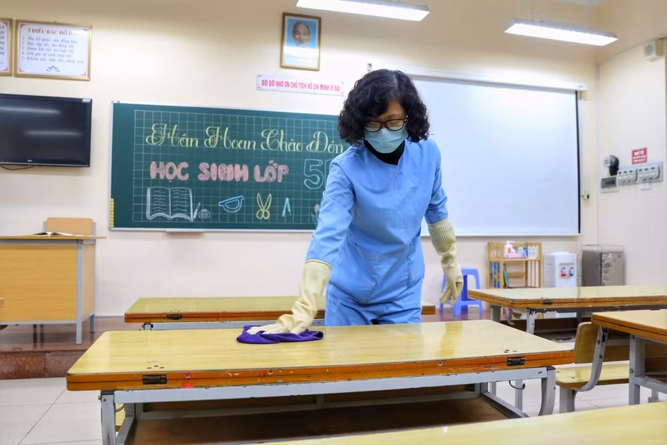 Vệ sinh lớp học trước khi đón học sinh. (Ảnh: Tuấn Đức/TTXVN)
